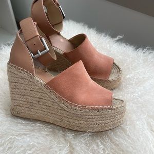 MARC FISHER SIZE 7 Nude/pink Wedge